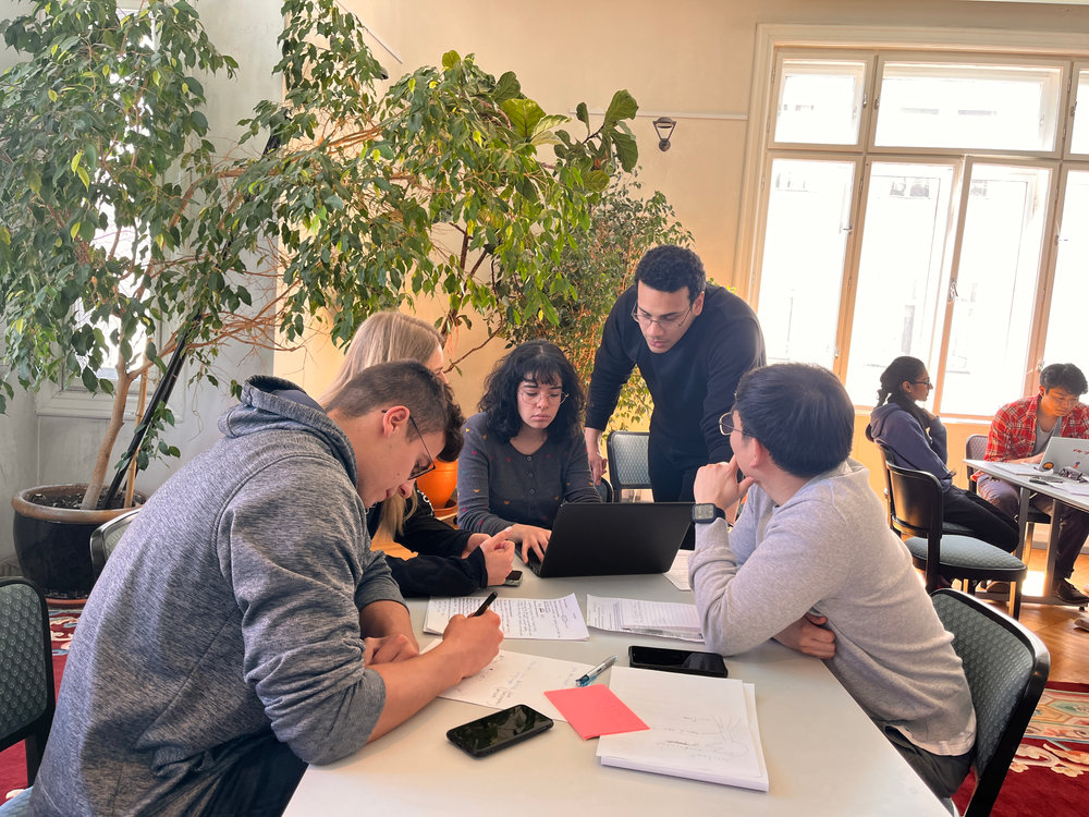 Sakr coaching a small group at the laptop